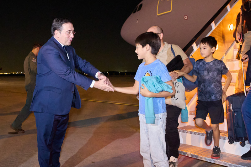 El ministro de Asuntos Exteriores, Unión Europea y Cooperación en funciones, José Manuel Albares, recibe al segundo avión militar procedente de Israel, en la Base Aérea de Torrejón de Ardoz.