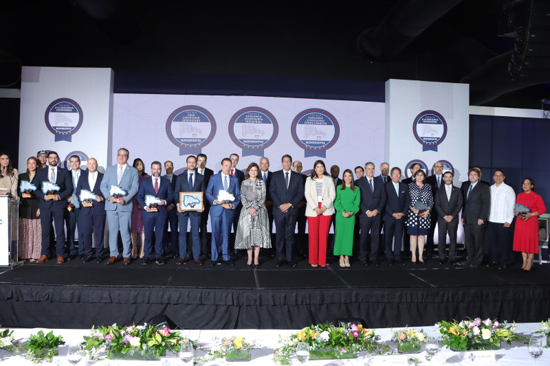 La vicepresidenta Raquel Peña, el ministro Ito Bisonó, directivos de Adoexpo y los premiados.