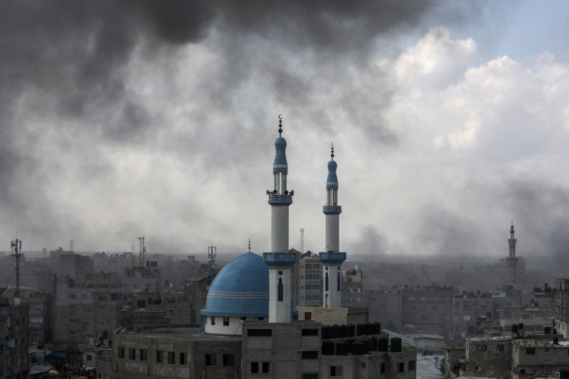 Las olas de humo durante un ataque aéreo israelí en Rafah en el sur de la Franja de Gaza el 12 de octubre de 2023.