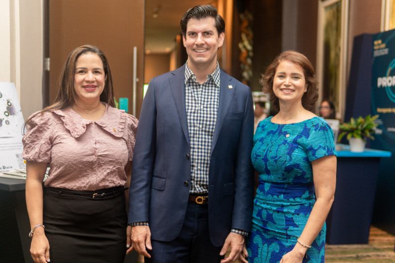 Gina Báez, Jeremy Fernández y Raquel León Olivares.