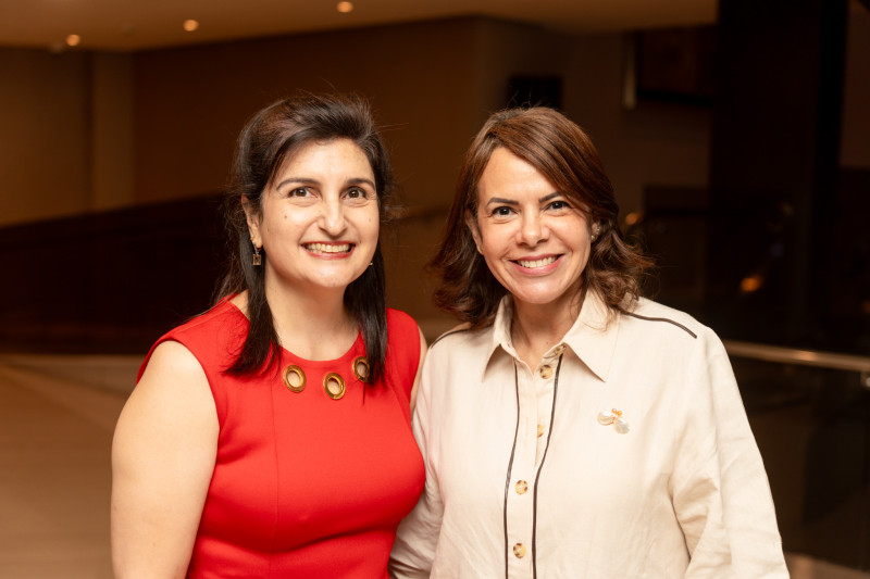 Martha Estrella y Mireya Borrell.