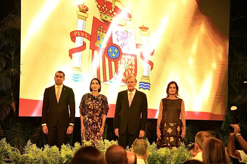 josé Julio Gómez, la primera dama de la República, Raquel Arbaje de Abinader; el embjador de España, Antonio Pérez-Hernández y Pilar Lladó.