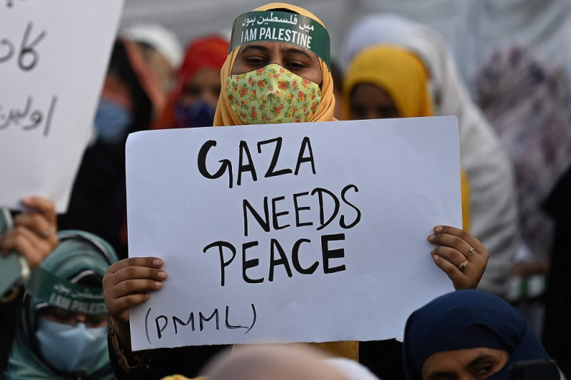 Un partidario de la Liga Musulmana Markazi de Pakistán (PMML) sostiene una pancarta durante una manifestación para expresar su solidaridad con los palestinos, en Islamabad el 13 de octubre de 2023. Varios miles de musulmanes paquistaníes protestaron en todo el país después de las oraciones del viernes contra el bombardeo masivo de Gaza por parte de Israel en represalia. a los ataques de Hamás.