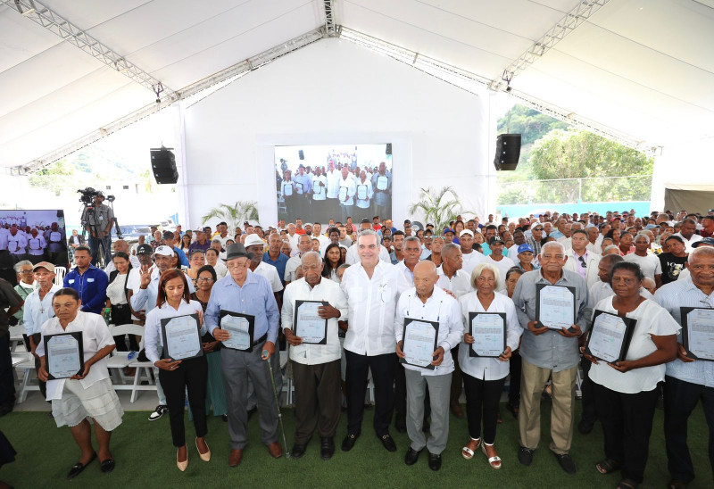 El presidente Luis Abinader entrega títulos de propiedad en Azua.
