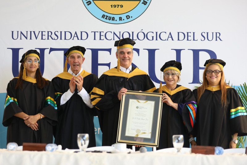 El presidente Luis Abinader recibe el título durante ceremonia en Utesur.