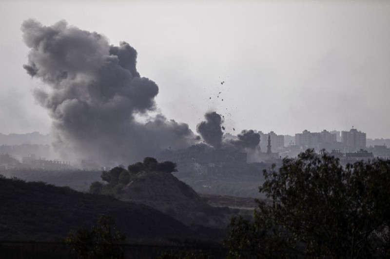 Una fotografía tomada desde Sderot muestra columnas de humo que se elevan sobre los edificios durante un ataque israelí en el norte de la Franja de Gaza el 14 de octubre de 2023. Hamás lanzó un ataque a gran escala contra Israel el 7 de octubre que mató al menos a 1.300 personas, lo que desató una campaña de bombardeos de represalia. que ha matado a más de 1.900 personas en la Franja de Gaza antes de una posible invasión terrestre israelí del territorio. (Foto de Aris MESSINIS / AFP).