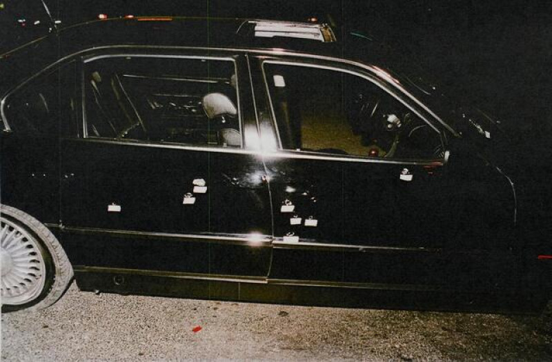 Esta fotografía proporcionada por el Departamento de Policía Metropolitana de Las Vegas muestra el automóvil acribillado a balazos en el que el rapero Tupac Shakur fue asesinado a tiros en septiembre de 1996, en Las Vegas. Duane "Keffe D" Davis, de 60 años, fue arrestado el 29 de septiembre de 2023 y acusado de orquestar el tiroteo contra Shakur desde un vehículo cerca del Strip de Las Vegas que también hirió a la magnate de la música rap Marion "Suge" Knight. (Departamento de Policía Metropolitana de Las Vegas vía AP)