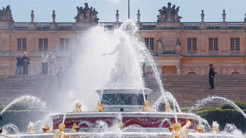 El Palacio de Versalles, una de las principales atracciones turísticas de Francia, empezó a ser evacuado este sábado a causa de una alerta de bomba.