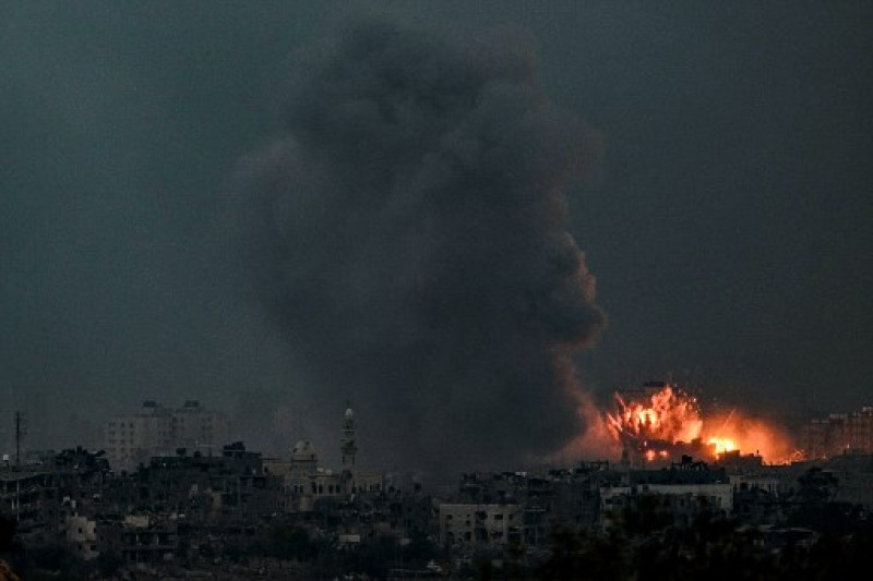 (Foto de referencia) Una bola de fuego estalla durante un bombardeo israelí en el norte de la Franja de Gaza el 14 de octubre de 2023. Miles de personas, tanto israelíes como palestinos, han muerto desde el 7 de octubre de 2023, después de que militantes palestinos de Hamás entraran en Israel en un ataque sorpresa que llevó a Israel a declarar la guerra a Hamás. en el enclave de la Franja de Gaza el 8 de octubre. (Foto de Aris MESSINIS / AFP)