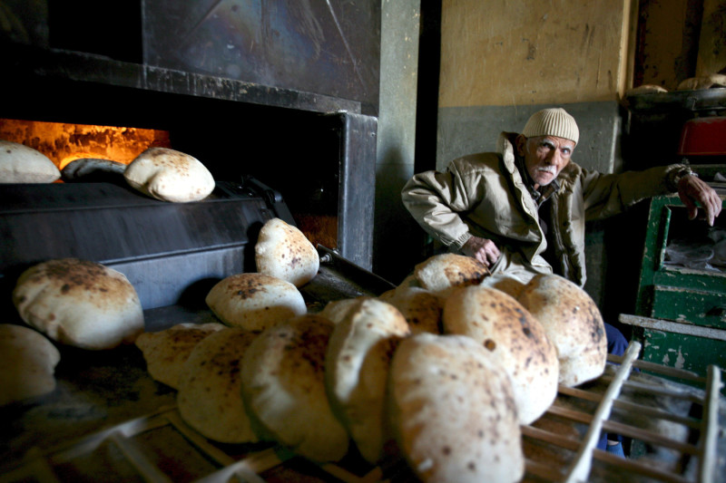 El pan es conocido desde el siglo XX a. C. entre los egipcios, quienes, devotos del pan, recibieron en la Antigüedad Clásica el nombre de 'comedores de pan'.