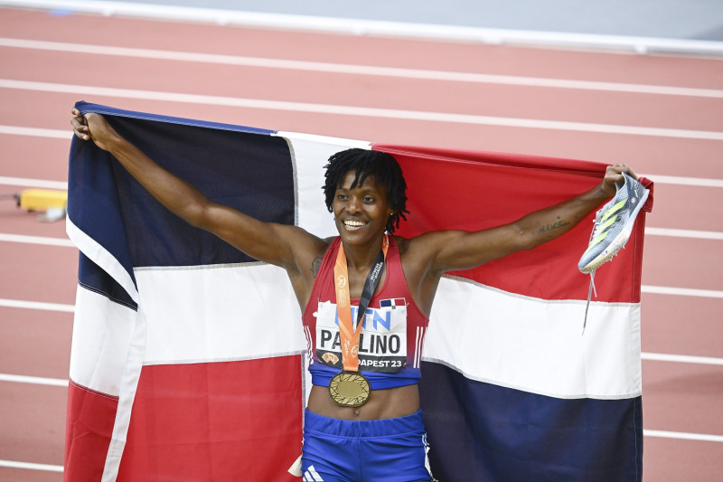 Marileidy Paulino celebra la medalla de oro en los 400 metros del pasado Mundial de Atletismo disputado en Budapest el pasado 23 de agosto.
