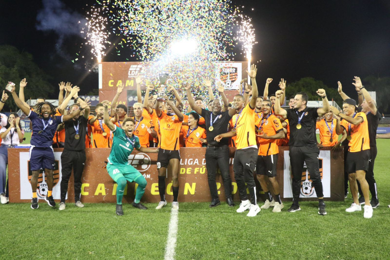 Jugadores de la Filial Cibao FC celebran con la corona.