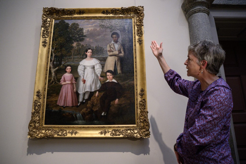 La curadora Sylvia Yount se encuentra ante "Belizaire and the Frey Children" del pintor francés Jacques Amans en el Museo Metropolitano de Arte de la ciudad de Nueva York el 12 de octubre de 2023. (Foto de Ed JONES / AFP)