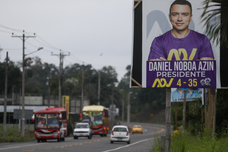 Vista hoy de publicidad del candidato presidencial Daniel Noboa, en la localidad de El Carmen, provincia de Manabí (Ecuador). EFE/José Jácome