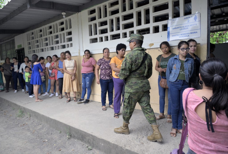 La gente hace fila antes de votar en un colegio electoral en Canuto, Ecuador, el 15 de octubre de 2023, durante la segunda vuelta presidencial.