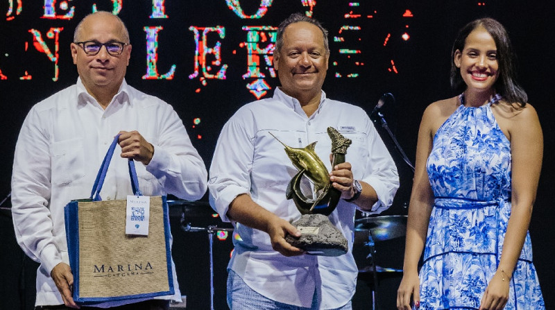 Silvano Suazo y Luisa Jiménez, director y gerente de la Marina Cap Cana, respectivamente, premian a Carlos Leon, primer lugar overall en categoría Sonar.
