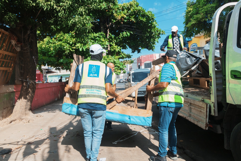 Personas de la Alcaldía del Distrito Nacional trabajan en el operativo de recuperación de espacios públicos