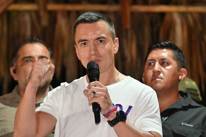 El candidato presidencial de Ecuador por el Partido Acción Democrática Nacional, Daniel Noboa, habla con sus partidarios después de conocer los primeros resultados de la segunda vuelta presidencial en Olón, provincia de Santa Elena, Ecuador, el 15 de octubre de 2023.