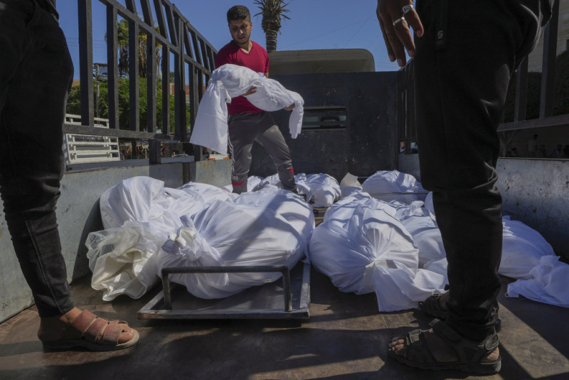Los cuerpos de las personas muertas durante un ataque aéreo israelí