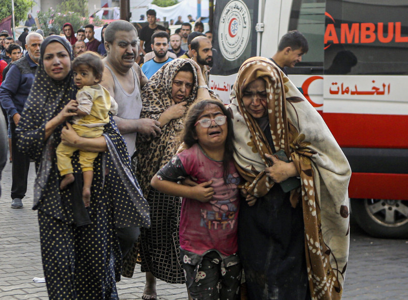 Palestinos heridos llegan al hospital de al-Shifa