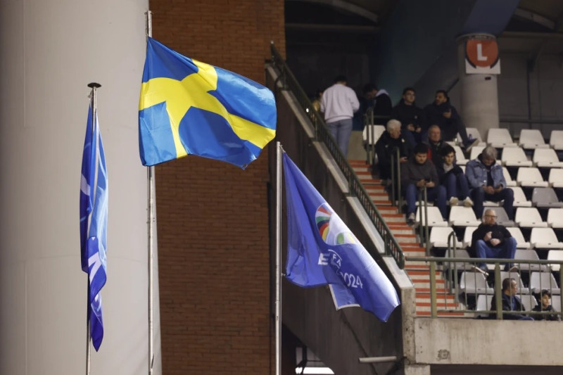 La bandera sueca en el mástil después de que el encuentro entre Bélgica y Suecia fue abandonado al medio tiempo tras un tiroteo en el centro de Bruselas.