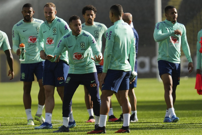 El atacante de Brasil Neymar conversa con sus compañeros durante un entrenamiento de la selección de fútbol.