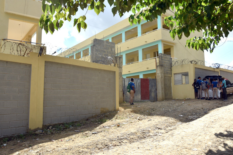 Esta escuela en Los Alcarrizos tiene 12 años en construcción y los estudiantes reciben clases en condiciones inapropiadas.