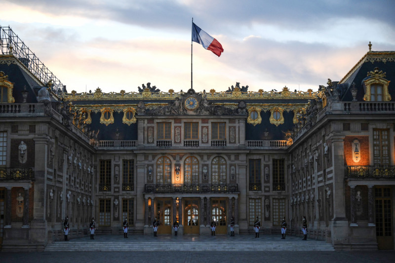 Guardias custodian el Palacio de Versalles, que este marte fue nuevamente evacuado por alerta de bomba