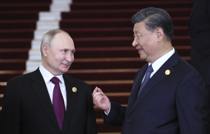El presidente ruso Vladimir Putin, izquierda, y el presidente chino Xi Jinping