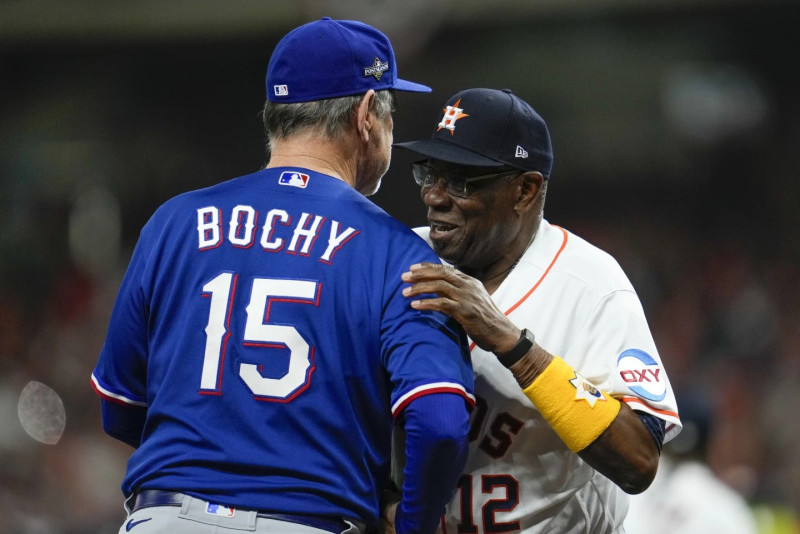 Dusty Baker, manager de los Astros, a la derecha saluda al manager de los Rangers, Bruce Bochy antes del primer partido de la serie de campeonato.