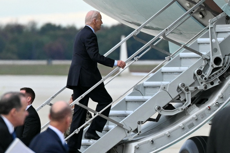 El presidente de Estados Unidos, Joe Biden, aborda el Air Force One en la base conjunta Andrews en Maryland, el 17 de octubre de 2023, de camino a Israel.