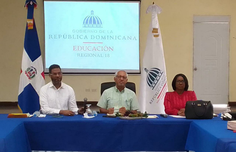 El ministro de Educación, Ángel Hernández, encabezó la reunión en Neiba.