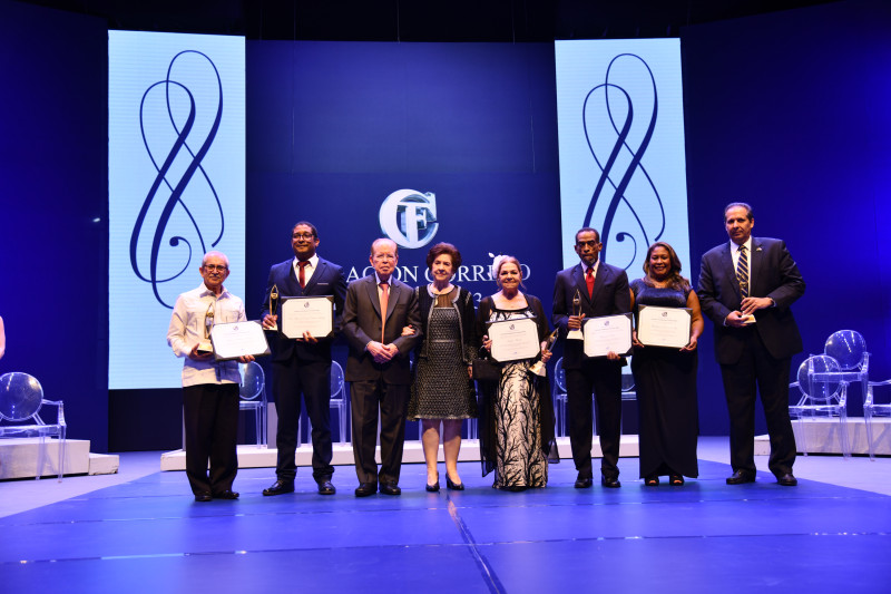Los ejecutivos de la Fundación Corripio junto a los galardonados con los premios Fundación Corripio 2023.