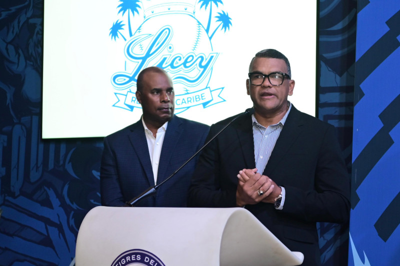 El gerente general de los Tigres del Licey, Audo Vicente, durante un discurso. Figura el dirigente José Offerman.