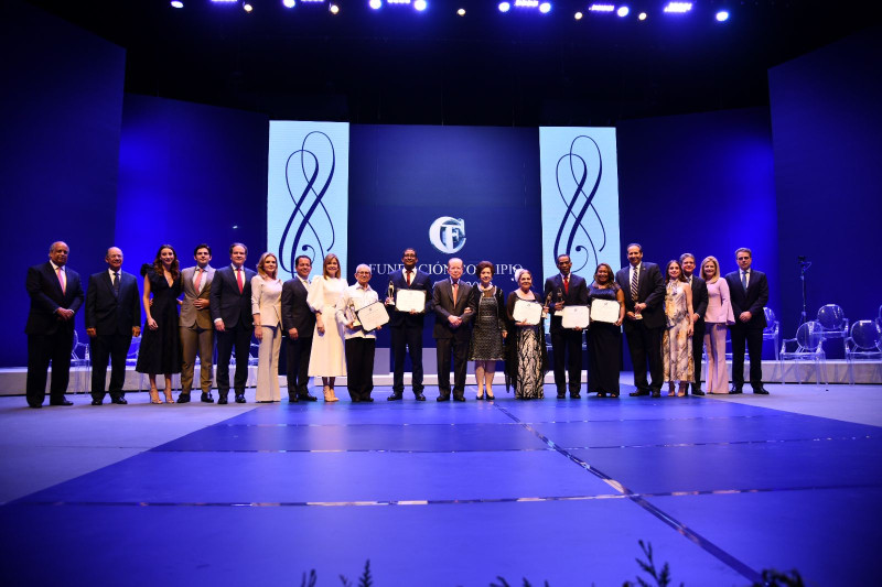 Ejecutivos de la Fundación Corripio junto a los ganadores en el cierre del acto celebrado en el Teatro Nacional