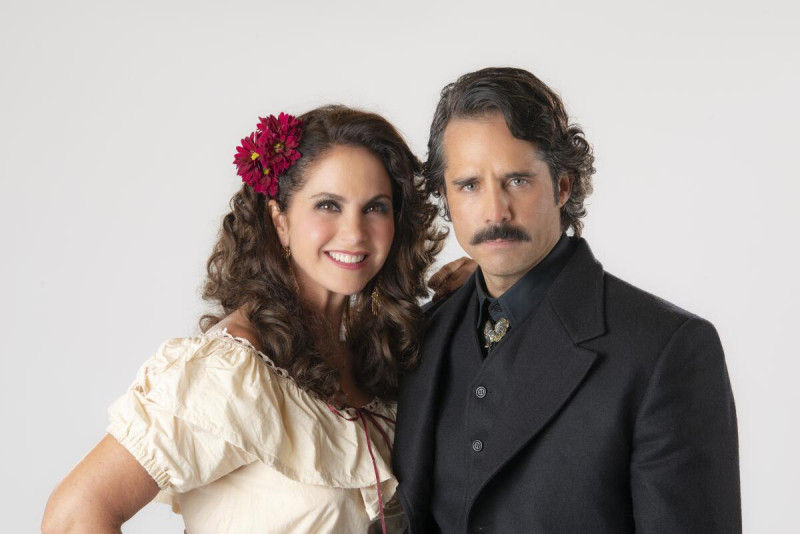 Lucero y José Ron, protagonistas de la serie