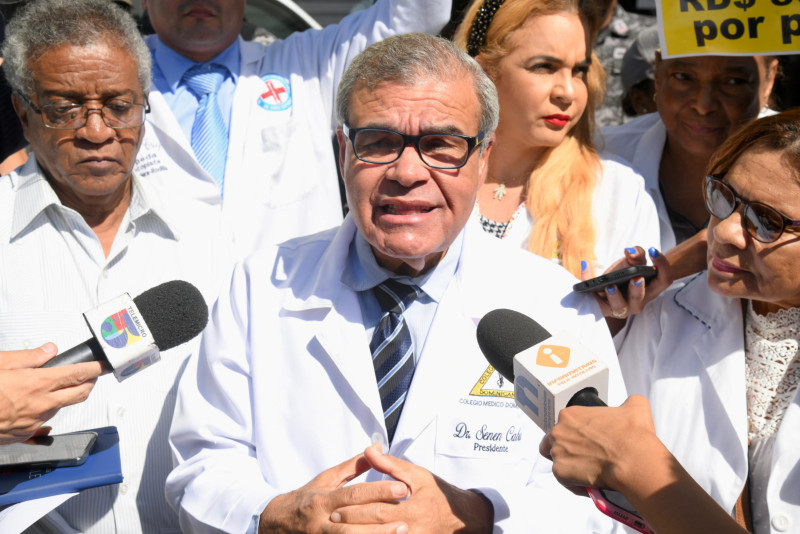 El presidente del Colegio Médico Dominicano (CMD), Senén Caba, durante la protesta de los médicos pensionados