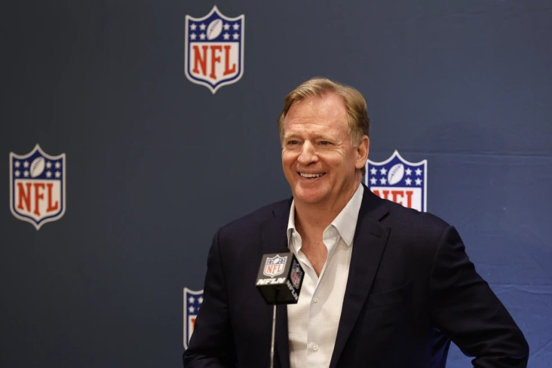 El comisionado de la NFL Roger Goodell habla con los medios durante la reunión de la liga, en Nueva York.