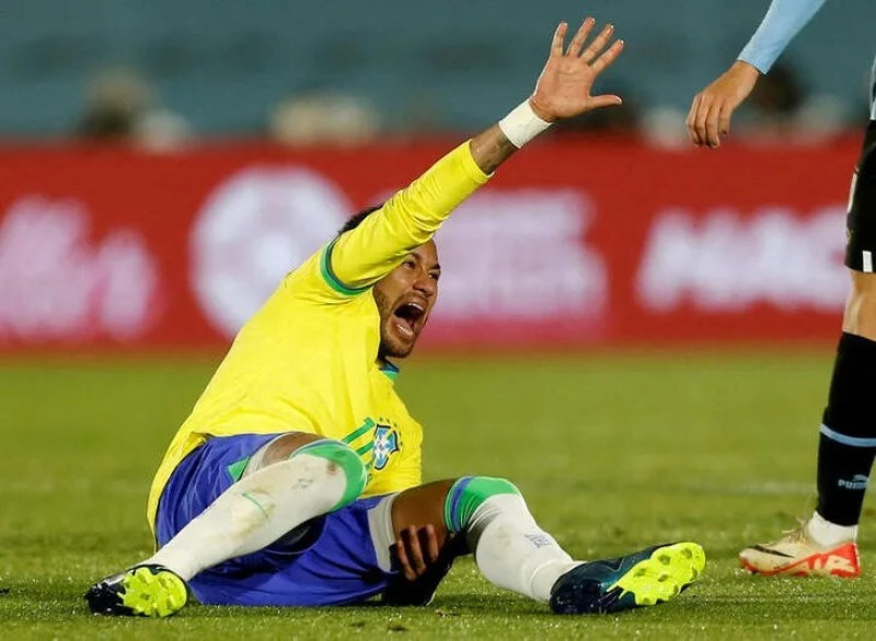 El delantero de Brasil Neymar tras lesionarse en el partido contra Uruguay por la eliminatoria sudamericana.