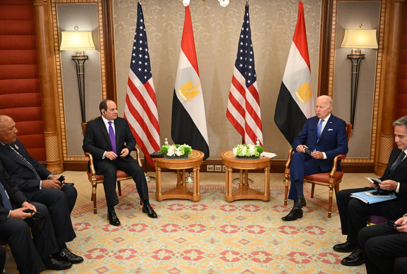 El presidente estadounidense Joe Biden (C-R) y el secretario de Estado Antony Blinken (R) se reúnen con el presidente egipcio Abdel Fattah al-Sisi.