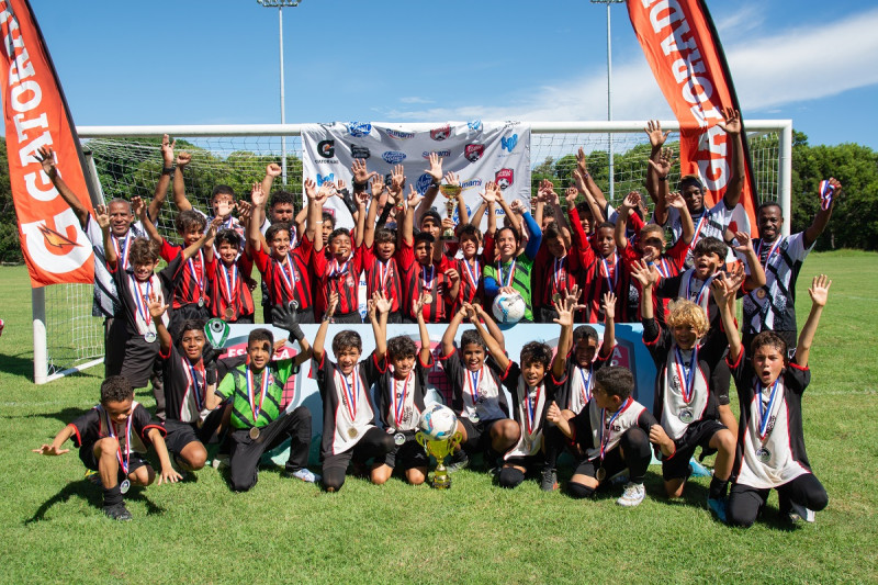 Parte de los equipos ganadores en el torneo Fútbol Solo Fútbol.