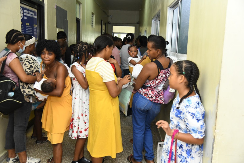 Las salas de consulta y áreas de internamiento estaban ayer llenas de niños con sus madres por presentar enfermedades febriles, sospechosas de dengue.