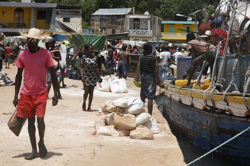 Personas en un puerto de Haití.