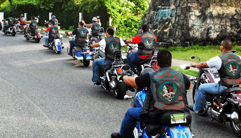 Los motoclistas de Nativos recorriendo una carretera.