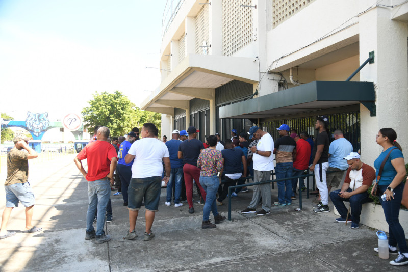 Fanáticos del Licey en el Estadio Quisqueya Juan Marichal a la espera de la apertura de boletos