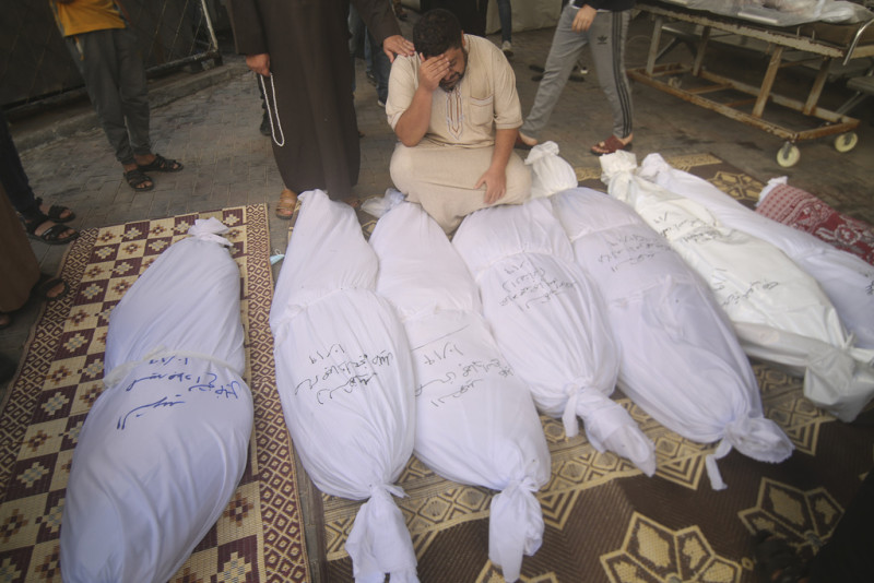 Palestinos rodean los cuerpos de la familia Awaja