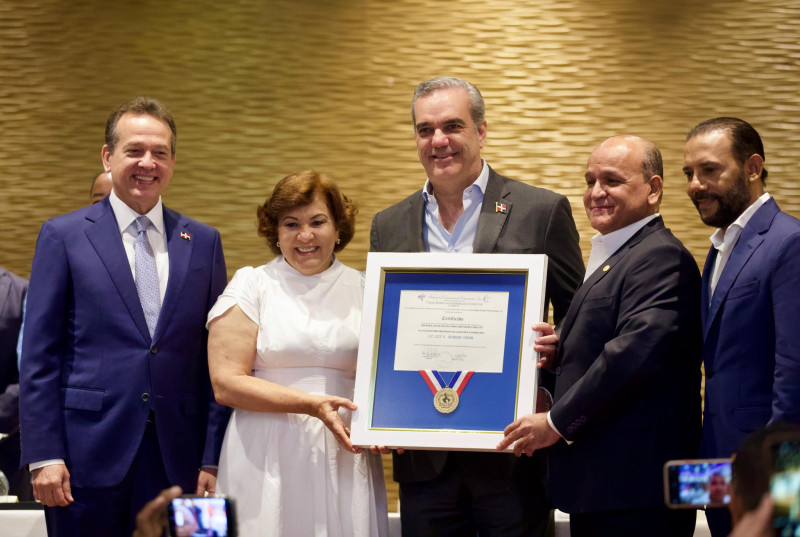 El presidente Luis Abinader fue galardonado ayer por la Federación Dominicana de comerciantes al conmemorarse el Día Nacional del Comercio.