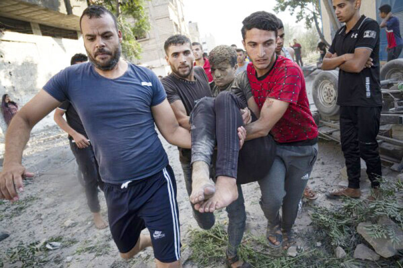 Un joven palestino herido durante un bombardeo israelí.