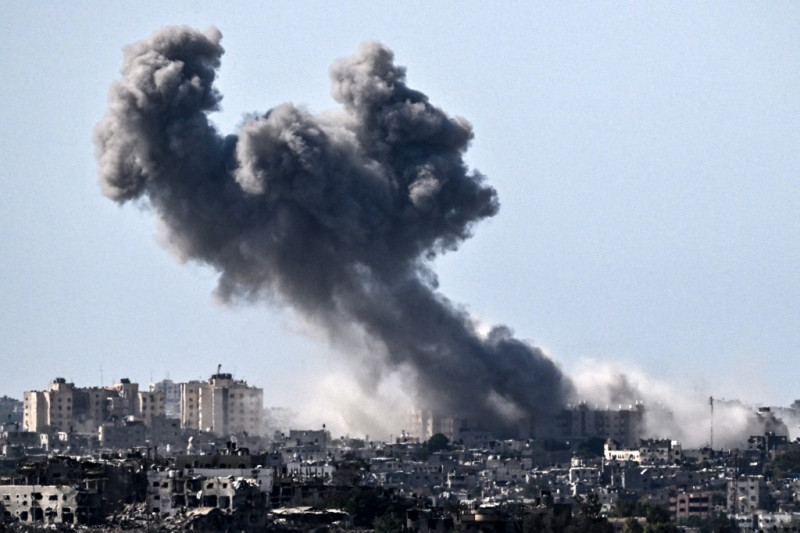 Esta imagen muestra el humo que se eleva sobre los edificios de la Franja de Gaza durante un ataque israelí, en medio de las continuas batallas entre Israel y el grupo Hamás