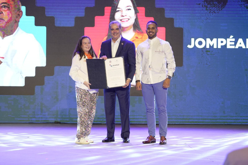 El presidente Luis Abinader y el ministro de la Juventud le entregan el Premio Nacional de la Juventud a la directora ejecutiva de Jompeame.